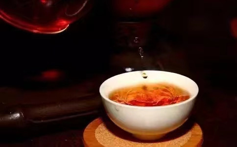 Чёрный чай Шань Сяочхонг 80г Консервированная подарочная коробка чай Уи Шан Сяочхонг Лианьюн чайная фабрика оптом